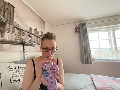 Curvy-Jinx online show from July 5, 9:49 am