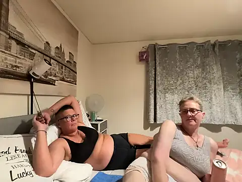 Snapshot of Curvy-Jinx chatting on July 17, 9:08 pm Curvy-Jinx online show from July 17, 9:08 pm