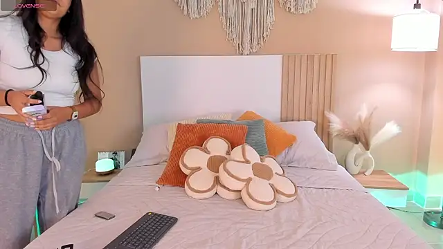 Camila Bustamante online show from February 18, 3:30 pm