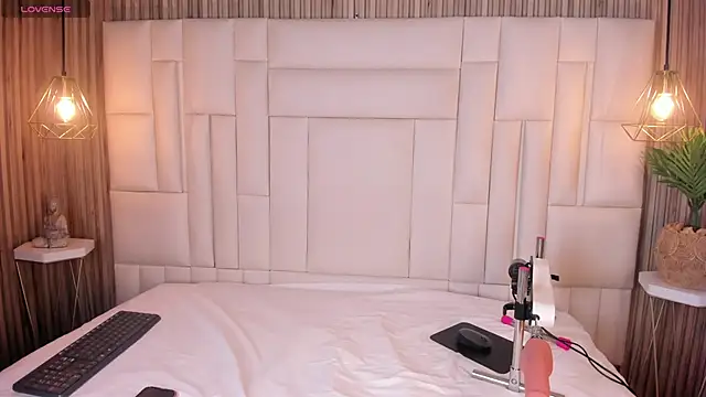 LovelyEyesx online show from April 17, 5:05 pm