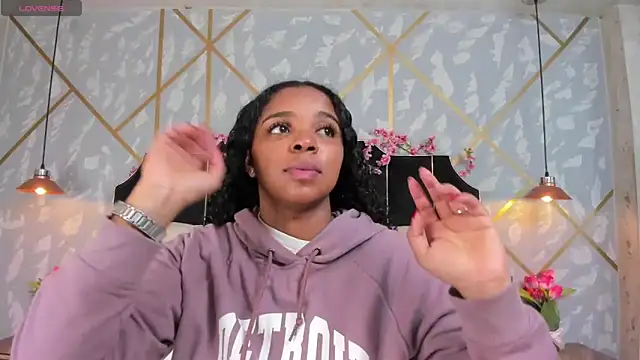 LisaMendez online show from April 17, 4:15 am