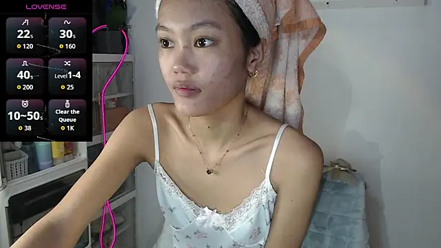 Snapshot of skinny_gracie chatting on June 9, 2:23 am skinny gracie online show from June 9, 2:23 am