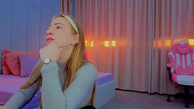 Reina Cummings online show from October 19, 6:03 am