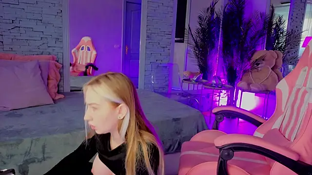 Reina Cummings online show from January 17, 6:51 am