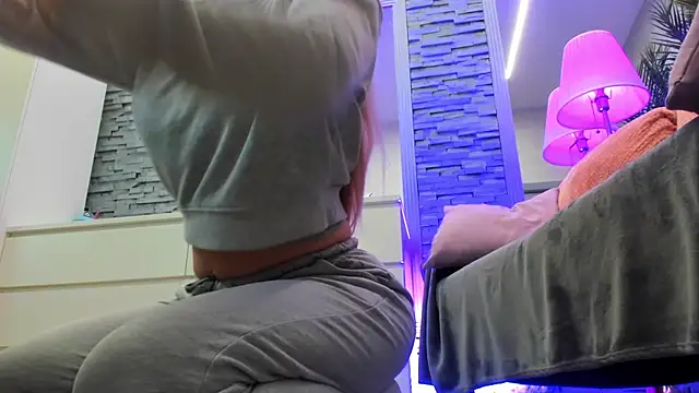 Reina Cummings online show from April 3, 6:33 am