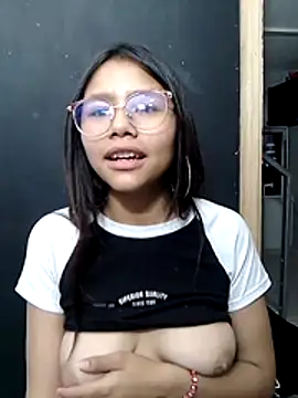 Snapshot of SofieLove_01 chatting on December 21, 8:32 am SofieLove 01 online show from December 21, 8:32 am