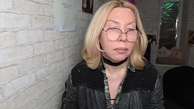 Snapshot of Wendy_Waves chatting on October 2, 12:23 pm Wendy Waves online show from October 2, 12:23 pm