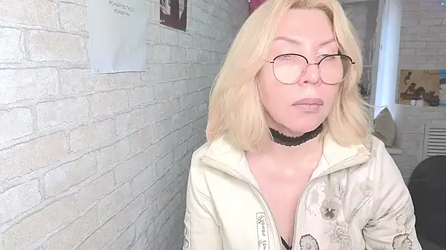 Snapshot of Wendy_Waves chatting on October 28, 10:41 am Wendy Waves online show from October 28, 10:41 am