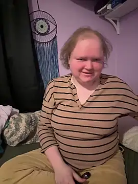 Snapshot of KadiSparkle chatting on February 1, 2:21 am KadiSparkle online show from February 1, 2:21 am