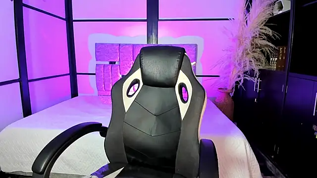 NahomiRichards  online show from August 1, 4:45 am