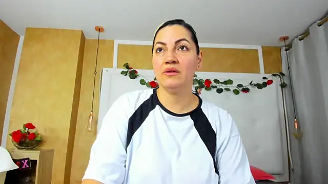 Heidy milf online show from April 27, 7:45 pm