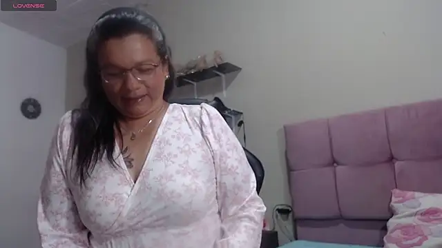 SolVegaNaciente online show from November 5, 3:06 am