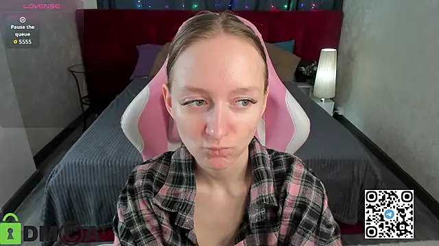 Snapshot of Mia_E1fie chatting on February 3, 11:32 pm Mia E1fie online show from February 3, 11:32 pm