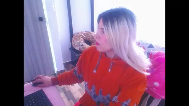 Snapshot of mystica_25 chatting on November 29, 7:39 pm mystica 25 online show from November 29, 7:39 pm