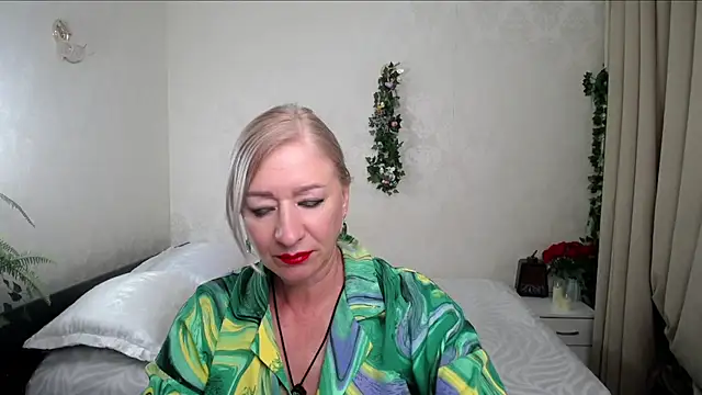 hunters woman online show from July 7, 1:37 pm