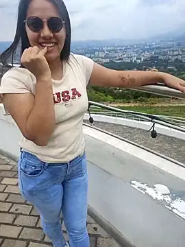 Dilan and Mia online show from October 8, 3:31 pm