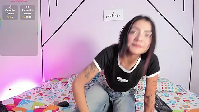 MiahCornell  online show from December 5, 8:27 pm