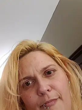 Snapshot of Jynxthefoxyfuck chatting on November 10, 4:17 pm Jynxthefoxyfuck online show from November 10, 4:17 pm