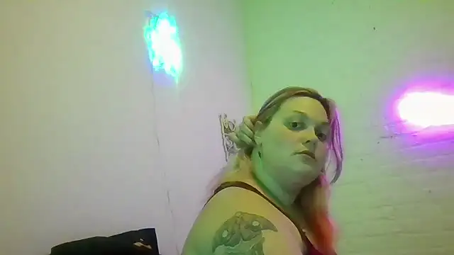 Snapshot of Jynxthefoxyfuck chatting on December 14, 3:01 am Jynxthefoxyfuck online show from December 14, 3:01 am