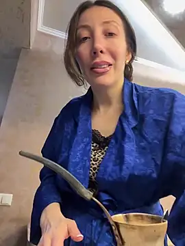 Snapshot of HellaryTourent chatting on February 6, 5:49 pm HellaryTourent online show from February 6, 5:49 pm