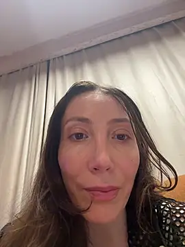 Snapshot of HellaryTourent chatting on February 10, 5:39 pm HellaryTourent online show from February 10, 5:39 pm