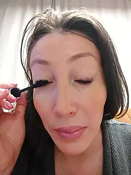 Snapshot of HellaryTourent chatting on February 23, 2:53 am HellaryTourent online show from February 23, 2:53 am