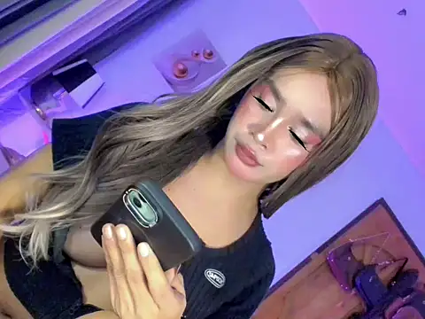 Spicyhugecock69 online show from May 25, 7:42 pm