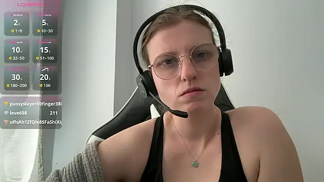 Snapshot of BustyKellyXXX chatting on May 4, 9:27 am BustyKellyXXX online show from May 4, 9:27 am