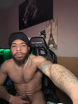 Snapshot of 1mistaGoodWood chatting on January 18, 4:05 am 1mistaGoodWood online show from January 18, 4:05 am