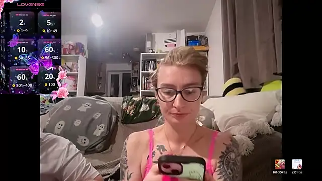 Snapshot of harleyblair chatting on April 27, 10:08 pm harleyblair online show from April 27, 10:08 pm