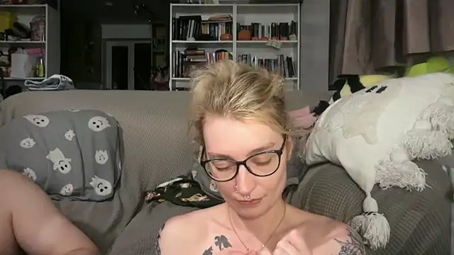 Snapshot of harleyblair chatting on May 28, 10:07 pm harleyblair online show from May 28, 10:07 pm