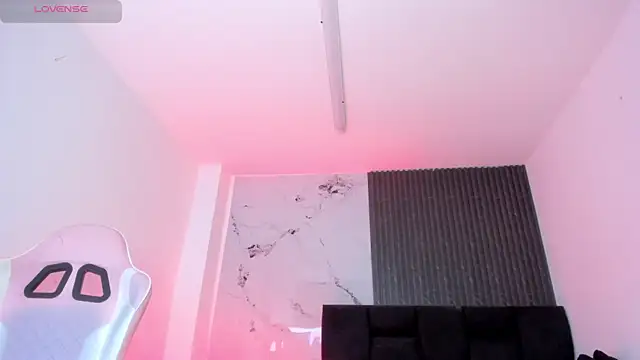 chloesagee online show from April 9, 9:31 pm