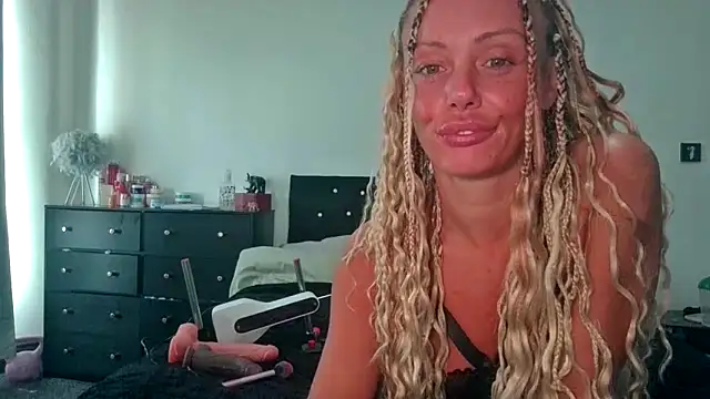 OliviaRyan22 online show from May 18, 8:53 am