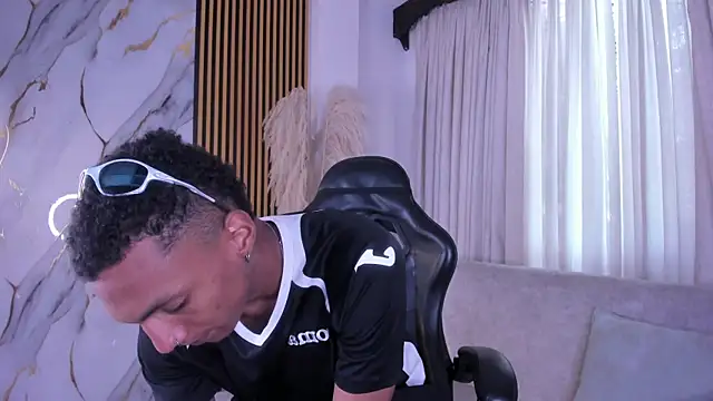 JulienSaint online show from April 18, 11:58 am