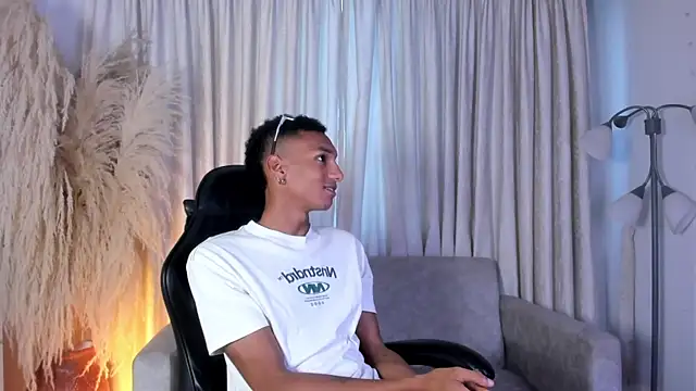 Snapshot of JulienSaint chatting on June 25, 11:48 am JulienSaint online show from June 25, 11:48 am