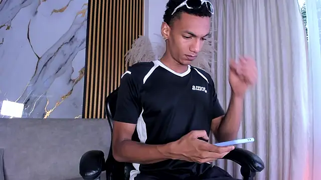 Snapshot of JulienSaint chatting on July 15, 11:48 am JulienSaint online show from July 15, 11:48 am