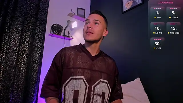 Snapshot of MarkSantozz chatting on February 24, 8:40 pm MarkSantozz online show from February 24, 8:40 pm