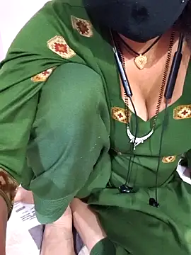 Snapshot of Love-pari077 chatting on January 18, 2:43 pm Love-pari077 online show from January 18, 2:43 pm