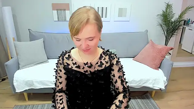 BellaSmitty online show from April 13, 9:15 am