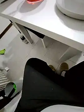 Snapshot of giova17cm chatting on January 6, 10:12 pm giova17cm online show from January 6, 10:12 pm