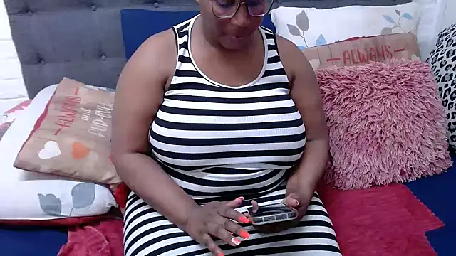 Snapshot of chockclitx5 chatting on July 12, 9:44 am chockclitx5 online show from July 12, 9:44 am