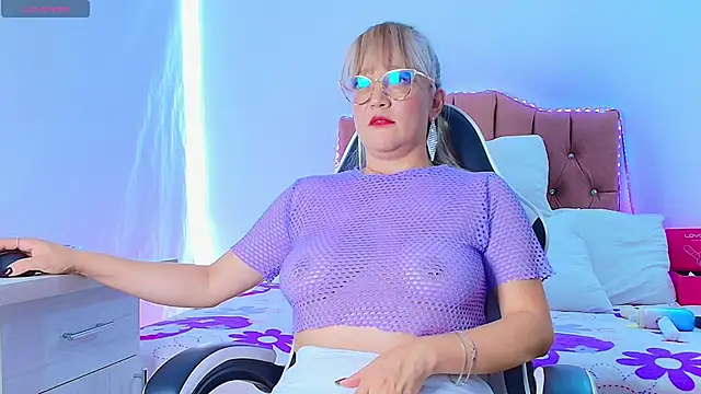 Snapshot of naomi_diamond_ chatting on April 21, 3:28 pm naomi diamond online show from April 21, 3:28 pm