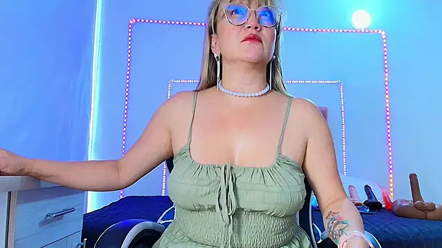 Snapshot of naomi_diamond_ chatting on May 21, 11:28 am naomi diamond online show from May 21, 11:28 am