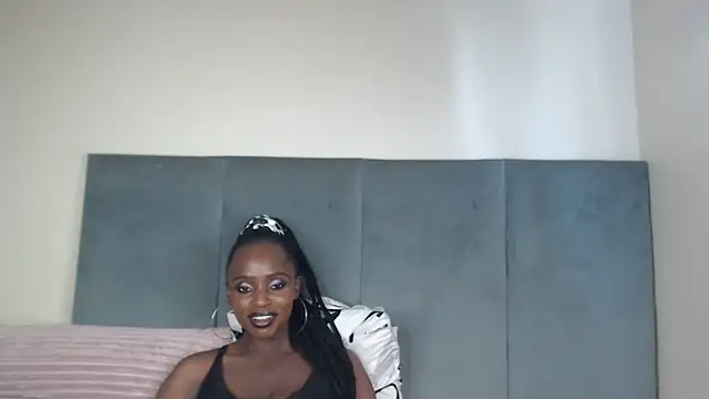 Snapshot of Jah-Queen chatting on April 8, 8:36 am Jah-Queen online show from April 8, 8:36 am