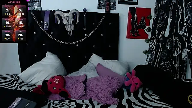 Snapshot of mayaREDdoll chatting on August 7, 11:29 pm mayaREDdoll online show from August 7, 11:29 pm