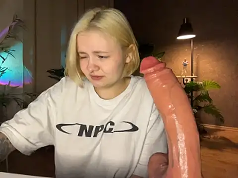 MoonIvy  online show from April 24, 6:32 pm