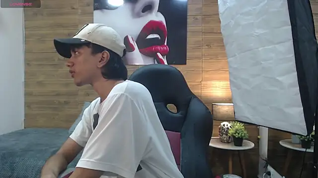 markbowie online show from April 19, 3:44 pm