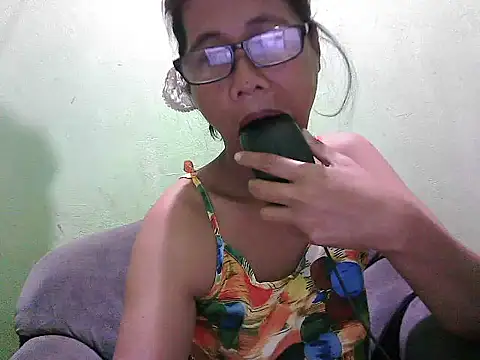 HotLadyPinay32 online show from April 4, 7:55 pm