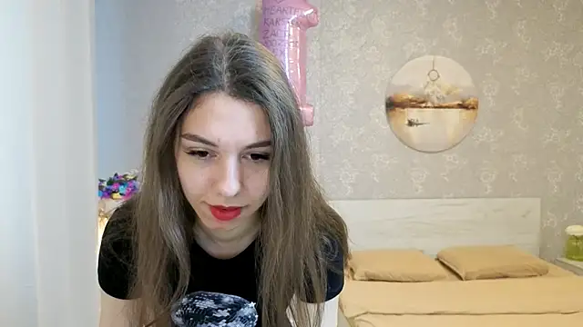 Snapshot of KellyShines chatting on June 18, 9:25 am KellyShines online show from June 18, 9:25 am
