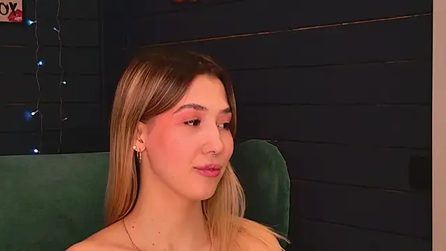 Snapshot of Bella_svon chatting on March 29, 8:14 am Bella svon online show from March 29, 8:14 am